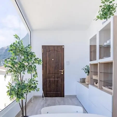 Coastal Vista: Retreat In Nature